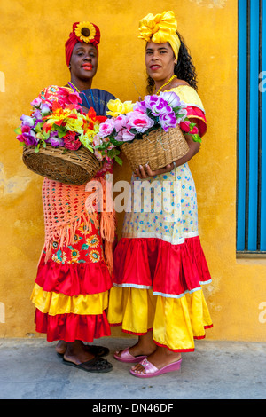 Kubanische Frauen in traditioneller Kleidung, Plaza De La Catedral, Havanna, Kuba Stockfoto