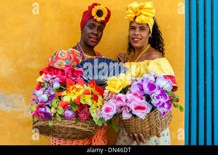 Kubanische Frauen in traditioneller Kleidung, Plaza De La Catedral, Havanna, Kuba Stockfoto