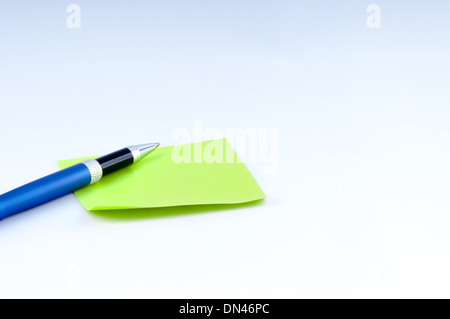 schönen blauen Stift und leer Klebstoff Hinweis auf weißem Hintergrund. Mitte links Stockfoto