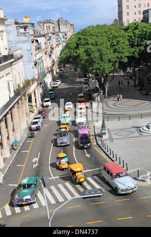 Alte amerikanische Autos am Paseo de Martí (aka Paseo del Prado), Alt-Havanna (La Habana Vieja), Kuba, Karibik, Mittelamerika Stockfoto