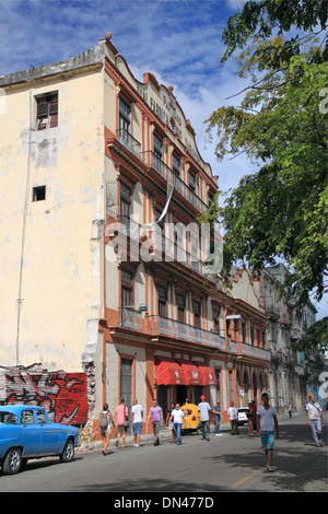 1955 Plymouth Savoy außerhalb echten Fàbrica de Tabacos Partagás, Calle Industria, die Altstadt von Havanna (La Habana Vieja), Kuba, Karibik, Mittelamerika Stockfoto