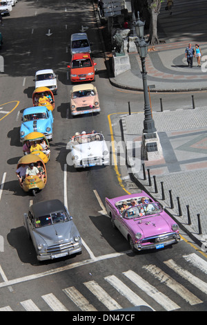 Alte amerikanische Autos am Paseo de Martí (aka Paseo del Prado), Alt-Havanna (La Habana Vieja), Kuba, Karibik, Mittelamerika Stockfoto