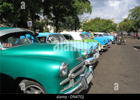 Alte amerikanische Autos, Calle Industria, Parque De La Fraternidad, Alt-Havanna (La Habana Vieja), Kuba, Karibik, Mittelamerika Stockfoto