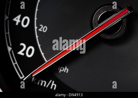 Nahaufnahme Bild von einem Tachometer im Auto Stockfoto