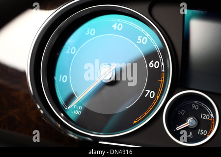 Temperaturanzeige im Armaturenbrett - heiß Stockfotografie - Alamy