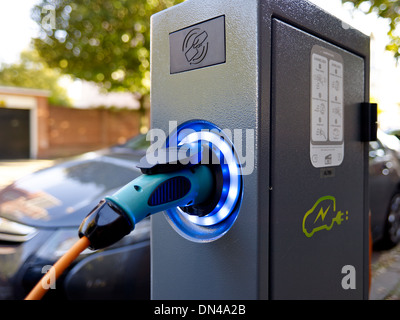 Elektroauto Aufladepunkt auf der Straße Stockfoto