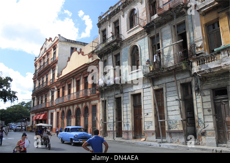 1954 Plymouth Plaza außerhalb echten Fàbrica de Tabacos Partagás, Calle Industria, die Altstadt von Havanna (La Habana Vieja), Kuba, Karibik, Mittelamerika Stockfoto