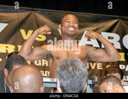 14. Juli 2006; Las Vegas, NV, USA; 'SUGAR' SHANE MOSLEY wiegt für seinen Kampf gegen Fernando Vargas am Samstag, den 15. Juli bei der MGM Grand Garden Arena. Obligatorische Credit: Foto von Rob DeLorenzo/ZUMA Press. (©) Copyright 2006 by Rob DeLorenzo Stockfoto