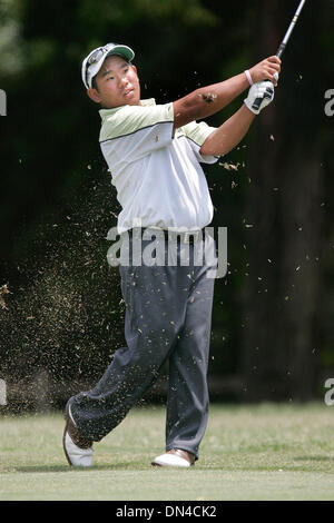 19. Juli 2006; Rancho Santa Fe, CA, USA; TADD FUJIKAWA, (Honolulu HI) beobachtete seinen zweiten Schlag auf das neunte Loch in der ersten Runde des Matches in der 59. US Junior Amateur Championship im Rancho Santa Fe Country Club Mittwoch. Obligatorische Credit: Foto von Don Kohlbauer/SDU-T/ZUMA Press. (©) Copyright 2006 by SDU-T Stockfoto