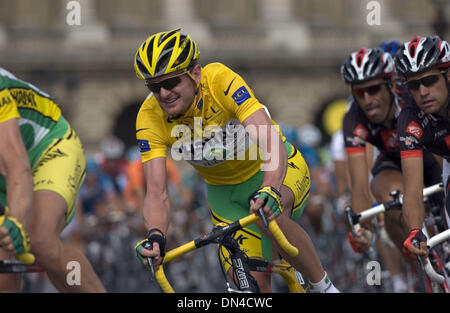 23. Juli 2006; Paris, Frankreich; FLOYD LANDIS im Wettbewerb bei der Tour De France in Paris nach der letzten Etappe der 93. Tour de France-Radrundfahrt zwischen Sceaux-Antonius und der Champs-Elysees in Paris, 23. Juli 2006. FLOYD LANDIS wird dritte Amerikaner, Tour de France zu gewinnen. Floyd Landis schließt sich Greg LeMond und Lance Armstrong als der einzige Amerikaner, der größte Gewinn im Radsport zu gewinnen. L Stockfoto