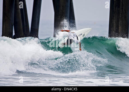 25. Juli 2006; Huntington Beach, CA, USA; Ehemalige ASP weltweit die Nummer zwei, Hawaiian SUNNY GARCIA, platziert zweiter in seiner Wärme und erweiterte durch die Runde von 96 auf der Honda US Open of Surfing in Huntington Beach, Kalifornien heute. Garcia beat Damien Hobgood (Florida / USA) und Eneko Acero (Spanien) mit einer neun Punkt-Fahrt (von möglichen 10) und jetzt Gesichter Royden Bryson (Südafrika), Stockfoto