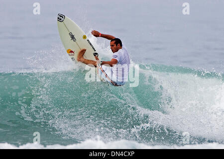 25. Juli 2006; Hunington Beach, Kalifornien, USA; TIAGO PIRES (Portugal) (Bild) den ersten Platz in seinem Heat in der Runde von 96 auf der Honda US Open of Surfing in Huntington Beach, Kalifornien heute. Die 2006 Bank von der West Beach Games mit der Honda US Open of Surfing präsentiert von O'Neill zieht mehr als 600 internationale Konkurrenz und verfügt über Surfen, Skateboarden, BMX, FM Stockfoto