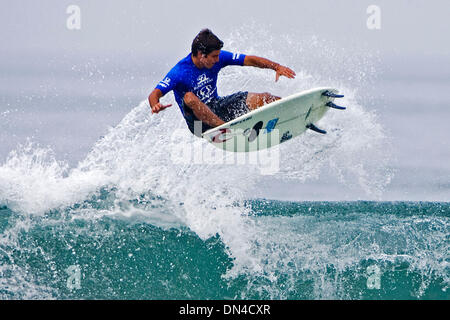 25. Juli 2006; Hunington Beach, Kalifornien, USA; Brasilianische BRUNO SANTOS (im Bild) den ersten Platz in seinem Heat in der Runde von 96 auf der Honda US Open of Surfing in Huntington Beach Kalifornien heute. Die 2006 Bank von der West Beach Games mit der Honda US Open of Surfing präsentiert von O'Neill zieht mehr als 600 internationale Konkurrenz und Funktionen Surfen, Skateboarden, BMX, FMX Stockfoto