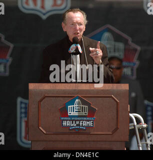 5. August 2006; Canton, OH, USA; Oakland Raider Besitzer Al Davis, der mehr Hall Of Fame-Mitglieder als jede andere Person vorgelegt hat präsentiert sein ehemaligen Trainer John Madden während der Pro Football Hall Of Fame-Zeremonien im Fawcett Stadium in Canton, Ohio Samstag August 5,2006.  Obligatorische Credit: Foto von Bob Larson/Contra Costa Times / ZUMA Press. (©) Copyright 2006 von Contra Costa Times Stockfoto
