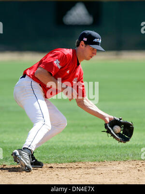 9. August 2006; San Diego, CA, USA; NICK NOONAN (#20 - SS), der Francis Parker High School in San Diego, CA, mit 17 Jahren übt während des Trainings bei USD Mittwoch für die Aflac All-American High School Baseball Classic die Samstag, 12. August 2006 stattfinden wird. Obligatorische Credit: Foto von Nadia Borowski Scott/SDU-T/ZUMA Press. (©) Copyright 2006 by SDU-T Stockfoto