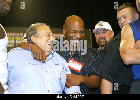 10. August 2006; Las Vegas, NV, USA; Der ehemalige Schwergewichts-Weltmeister MIKE TYSON lacht mit JOSE SULAIMAN (Mitte, blaues Hemd) der Präsident des WBC (World Boxing Council) an der Rahman-Maskaev Waage im Caesars Palace Resort. Obligatorische Credit: Foto von Mary Ann Owen/ZUMA Press. (©) Copyright 2006 von Mary Ann Owen Stockfoto