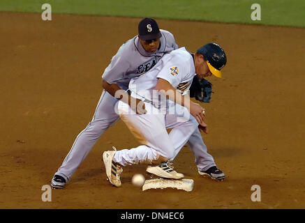 14. August 2006; Oakland, Kalifornien, USA; Oakland Athletics Bobby Kielty, #23, kollidiert mit Seattle Mariner Jose Lopez, #4, als er ein doppeltes Spiel Startversuch im 3. Inning ihres Spiels auf Montag, 14. August 2006 im McAfee Coliseum bricht. A die Milton Bradley, #22, wäre sicher auf den ersten und Kielty, auf den zweiten. Obligatorische Credit: Foto von Jose Carlos Fajardo/Contra Costa Times / ZUMA Press Stockfoto