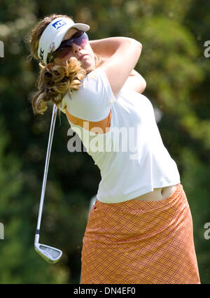 18. August 2006; Portland, OR, USA; PAULA CREAMER, aus Pleasanton, CA, Abschlag beim zweiten Loch in der ersten Runde von Safeway Classic im Columbia-Edgewater Country Club in Portland, Oregon, Freitag, 18. August 2006. Obligatorische Credit: Foto von Richard Clement/ZUMA Press. (©) Copyright 2006 von Richard Clement Stockfoto