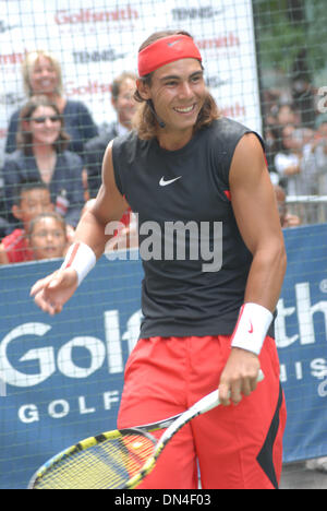 24. August 2006; New York, NY, USA; RAFAEL NADAL Tennis spielen auf 54th Street beim NYC Street Slam in New York City. Obligatorische Credit: Foto von Jeffrey Geller/ZUMA Press. (©) Copyright 2006 von Jeffrey Geller Stockfoto