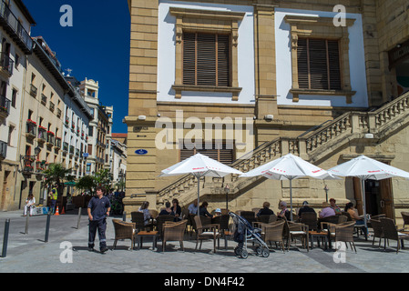 Terrasse am Fischmarkt Gebäude in der Altstadt von San Sebastian, Baskenland, Spanien Stockfoto