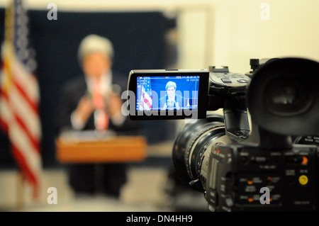 Secretary Kerry Adressen Reporter während einer Pressekonferenz in Tel Aviv Stockfoto