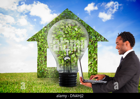 Zusammengesetztes Bild der Geschäftsmann auf laptop Stockfoto