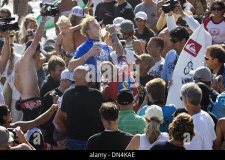 Sep 16, 2006; Senken Sie, Böcke, Süd-Kalifornien, USA; BEDE DURBRIDGE (Gold Coast, Aus) bestreut in Fosters von Runner-up Kelly Slater als HeÕs bis zum Strand von seinen Aussie Kameraden Momente, nachdem er holte sich den Boost Mobile Pro präsentiert von Hurley heute durchgeführt. Durbdige hat einen sensationellen Sieg über sieben Mal ASP Weltmeister Kelly Slater (USA) im Finale buchen Stockfoto