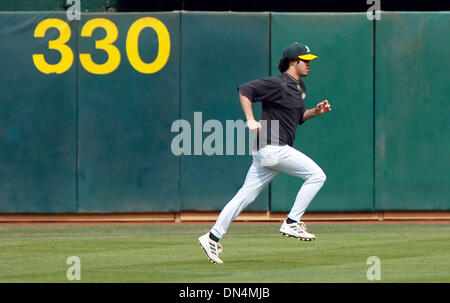 5. Oktober 2006; OAKLAND, KALIFORNIEN, USA; Oakland Athletics Pitcher DAN HAREN, #24, nimmt joggen während des Trainings auf Donnerstag, 5. Oktober 2006 im McAfee Coliseum in Oakland, Kalifornien Des A wird die Zwillinge Morgen für Spiel 3 der American League Division Series Playoff-Spiel Gesicht. Obligatorische Credit: Foto von Jose Carlos Fajardo/Contra Costa Times / ZUMA Press. (©) Copyright 2006 von Contra Costa Stockfoto