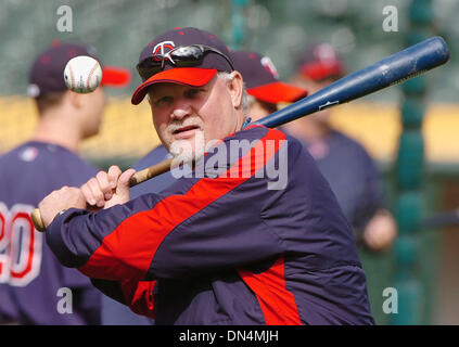 5. Oktober 2006; OAKLAND, KALIFORNIEN, USA; Minnesota Twins-Manager RON GARDENHIRE, #35, trifft Kugeln auf seine Infield-Spieler während der Wimper Praxis auf Donnerstag, 5. Oktober 2006 im McAfee Coliseum in Oakland, Kalifornien Des A wird die Zwillinge Morgen für Spiel 3 der American League Division Series Playoff-Spiel Gesicht. Obligatorische Credit: Foto von Jose Carlos Fajardo/Contra Costa Times / ZUMA Press. ( Stockfoto