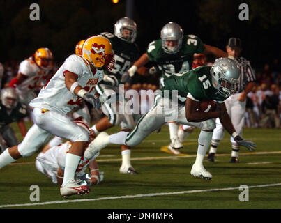 6. Oktober 2006; Concord, CA, USA; High School Football: De La Salle's TILLMAN PUGH punktet die Spiele erste Touchdown Mission Viejo ALEX MASCARENAS im 1. Quartal obligatorisch Kredit die Nachwirkungen: Foto von Karl Mondon/Contra Costa Times / ZUMA Press. (©) Copyright 2006 von Contra Costa Times Stockfoto