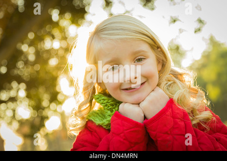 Süße kleine Mädchen tragen Wintermantel und Schal im Freien im Park. Stockfoto