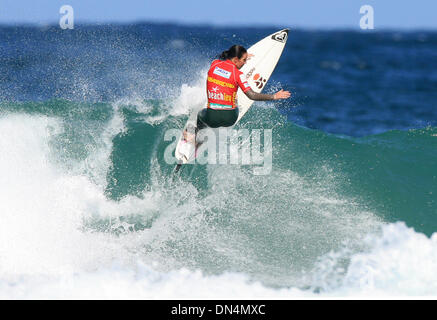 10. Oktober 2006; Manly, New South Wales, Australien; Surfen: CHELSEA GEORGESON (Aus) gewinnt an Dynamik bei der Havaianas Beachley Classic und durch das Halbfinale, wo sie sechs Mal Weltmeister Layne Beachley konfrontiert werden. Georgeson ist der amtierende Weltmeister und wenn sie gehen können und diese Veranstaltung morgen gewinnen verschiebe sie zur Nummer eins auf der ASP World Tour Bewertungen 2006! Wenn sie WLAN nicht Stockfoto