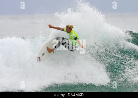 10. Oktober 2006; Manly, New South Wales, Australien; Surfen: STEPHANIE GILMORE weiter ihre riesigen killer Form durch den Wegfall der aktuellen Nummer eins bewertet Surfer auf der World Tour, Melanie Redman-Carr, in Runde drei. Der Sieg von Gilmore schmerzt stark Redman-Carr Welt Titelchance für diese Saison aber für Gilmore, sie wird jetzt freuen Sie sich auf ein Viertel Zusammenstoß gegen Rebecca Woods. Die Havaianas Stockfoto