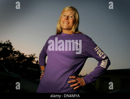 12. Oktober 2006; San Diego, CA, USA; LAURIE KEARNEY hat vor kurzem ihren 100. Marathon.  Obligatorische Credit: Foto von Howard Lipin/SDU-T/ZUMA Press. (©) Copyright 2006 by SDU-T Stockfoto