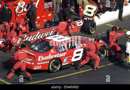 22. Oktober 2006; Martinsville, VA, USA; NASCAR Nextel Cup Fahrer DALE EARNHARDT JR. kommt für einen Boxenstopp bei den U-Bahn-500 auf dem Martinsville Speedway. Obligatorische Credit: Foto von Jason Moore/ZUMA Press. (©) Copyright 2006 von Jason Moore Stockfoto