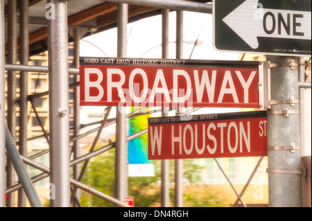 Straßenschild Soho-Cast Iron Historic District am Broadway & West Houston Stockfoto
