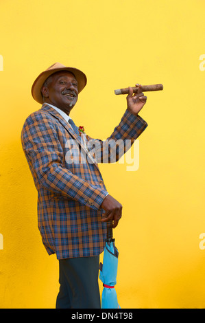 Mann des Lächelns Farbe schwarz hält Zigarre in Hand Regenschirm karierte Jacke Tracht in Havanna Kuba Straße tourism Stockfoto