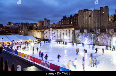 Eislaufen am Tower Of London bei Nacht UK Stockfoto