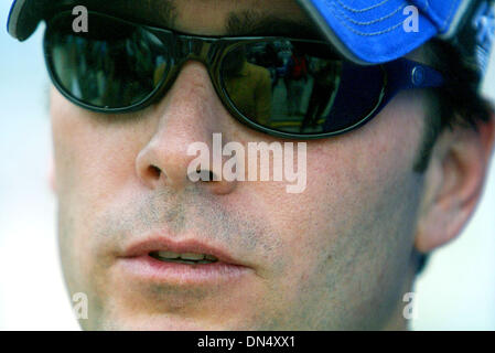 17. November 2006; Miami, FL, USA; NASCAR TRUCK SERIES: Nach seiner Qualifikation Hitze reagiert Freitag, KYLE BUSCH auf Fragen im Interview.  Obligatorische Credit: Foto von Damon Higgins/Palm Beach Post/ZUMA Press. (©) Copyright 2006 von Palm Beach Post Stockfoto