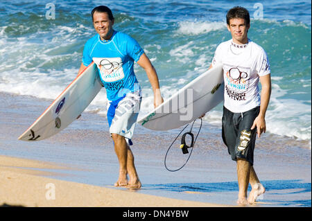 18. November 2006; Haleiwa, Hawaii, USA; Vans Triple Crown of Surfing, Oahu, Hawaii. Der OP Pro Stern sechs Association of Surfing Professionals (ASP) World Qualifying Series (WQS) Ereignis, Alii Beach Park, Haleiwa, Oahu, Hawaii, November 12-22-2006. Bild: Ehemalige ASP World Champion DEREK HO (Oahu, Haw) (Bild links) und seinem Neffen MASON, 18, traten gegeneinander in ihrer Runde Stockfoto