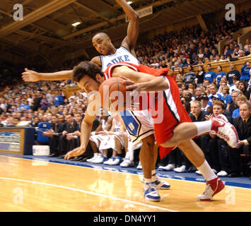 25. November 2006; Durham, NC, USA; Die Duke University Blue Devils Basketball team gegen Davidson College, wie sie bei Cameron Indoor Stadium gespielt. Herzog Niederlagen Davidson 75-47. Obligatorische Credit: Foto von Jason Moore/ZUMA Press. (©) Copyright 2006 von Jason Moore Stockfoto