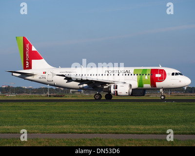 CS-TTS, ein Airbus A319-112 mit der Seriennummer 1765, landet als Teil der TAP Portugal-Flotte. Die A319 ist ein Schmalraumflugzeug für kurz- bis Mittelstreckenflüge, bekannt für seine Effizienz und Vielseitigkeit im modernen Flugreisen. Stockfoto