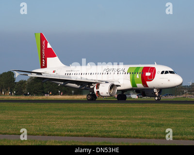 CS-TTS ist ein Airbus A319-112, der von TAP Portugal betrieben wird und auf einem Flughafen landet. Die A319 ist ein beliebtes Schmalraumflugzeug, das für kurz- bis Mittelstreckenflüge eingesetzt wird und für seine betriebliche Effizienz bekannt ist. Stockfoto