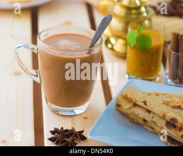 Roti Canai und Tarik, sehr berühmte Getränk und Essen in malaysia Stockfoto