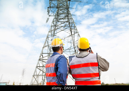 zwei Arbeiter tragen Schutzhelm Werke auf elektrische Kraftwerk Stockfoto