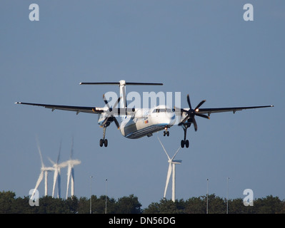 Die G-JECH Flybe de Havilland Canada DHC-8-402Q Dash 8 landet am Flughafen Schiphol. Dieses Turboprop-Flugzeug wird für Regionalflüge eingesetzt und bietet effiziente und zuverlässige Flugreisen auf Kurzstreckenflügen. Stockfoto