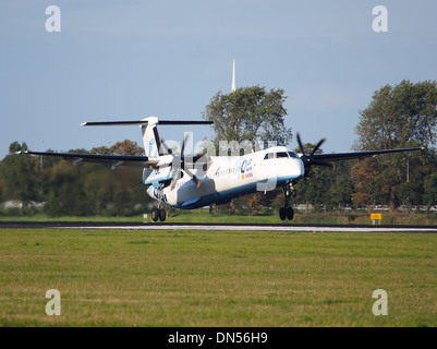 G-JECH, ein Fluggerät Flybe de Havilland Canada DHC-8-402Q Dash 8, landet am Flughafen Schiphol. Dieses Flugzeug ist bekannt für seine Turboprop-Motoren und seine Eignung für kurze Regionalflüge in der Luftfahrtbranche. Stockfoto