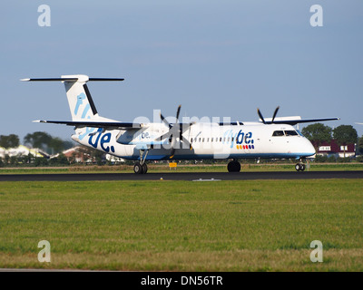 Die G-JECH Flybe de Havilland Canada DHC-8-402Q Dash 8 mit der Baunummer 4103 landet am Flughafen Schiphol. Dieses Turboprop-Flugzeug wird für Regionalflüge eingesetzt und gehört zur Flybe-Flotte, die sich auf kurz- und Mittelstreckenflüge spezialisiert hat. Stockfoto