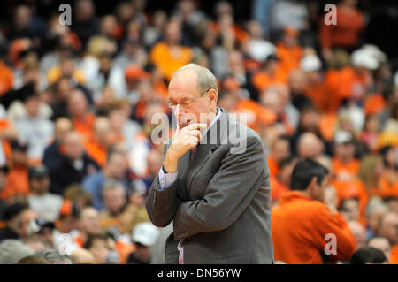 1. März 2009: Syrakus Cheftrainer Jim Boeheim grübelt über seine Mannschaften nächsten Spiel während des Spielens von Cincinnati. Die Syracuse Orange besiegte die Cincinnati Bearcats 87 / 63 im Carrier Dome in Syracuse, New York. Alan Schwartz/CSM (Kredit-Bild: © Alan Schwartz/Cal-Sport-Medien) Stockfoto