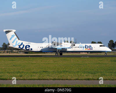 G-JECH ist ein von Flybe betriebenes Flugzeug des Typs de Havilland Canada DHC-8-402Q Dash 8. Das Flugzeug landet am Flughafen Schiphol und zeigt damit seine Rolle im regionalen Luftverkehr in Europa. Stockfoto